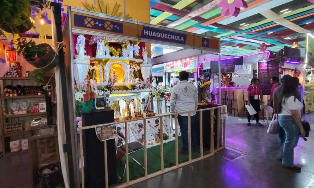 Stand de Huaquechula con Altar Monumental en la Feria de Puebla 2026