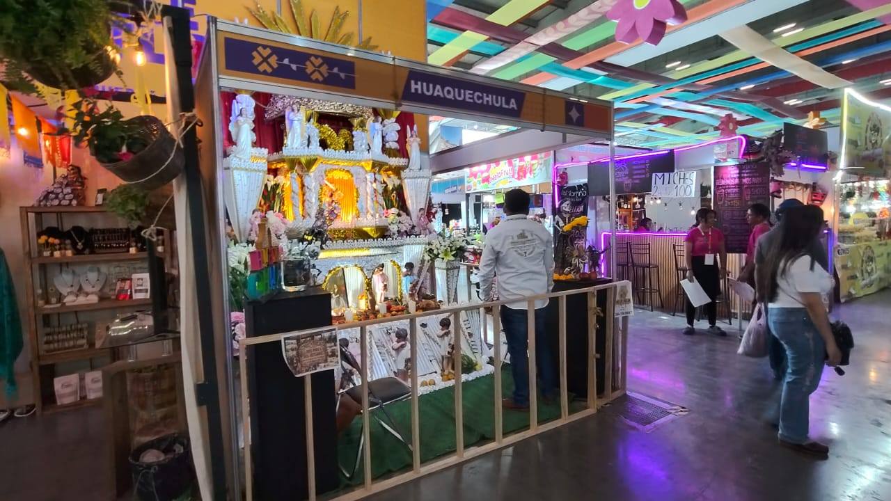 Stand de Huaquechula con Altar Monumental en la Feria de Puebla 2026