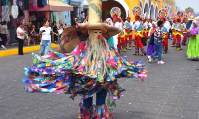 Celebración del Día de la Santa Cruz en Huaquechula con danzantes tradicionales y mayordomías recorriendo las calles