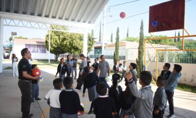 Entrega de tableros y balones deportivos en primaria de San Antonio Cuautla