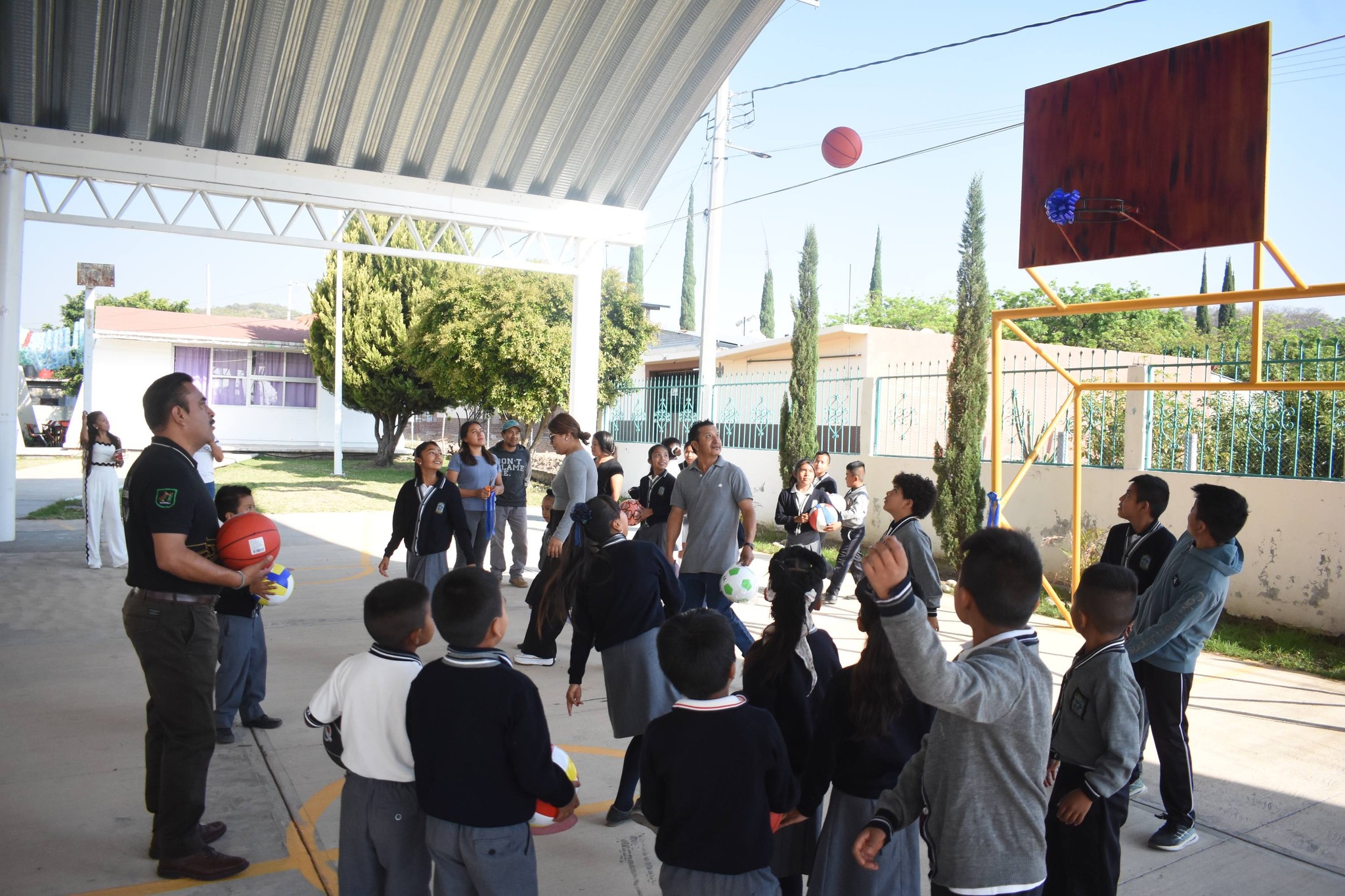 Entrega de tableros y balones deportivos en primaria de San Antonio Cuautla