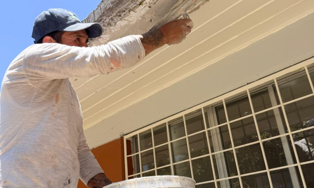 Trabajos de rehabilitación en aulas del preescolar C.E.P.I. Cuauhtémoc en Santiago Tochimizolco