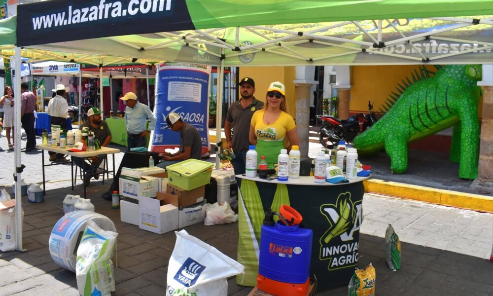 Stand agrícola en Huaquechula durante promoción de la Segunda Feria Agroganadera 2026