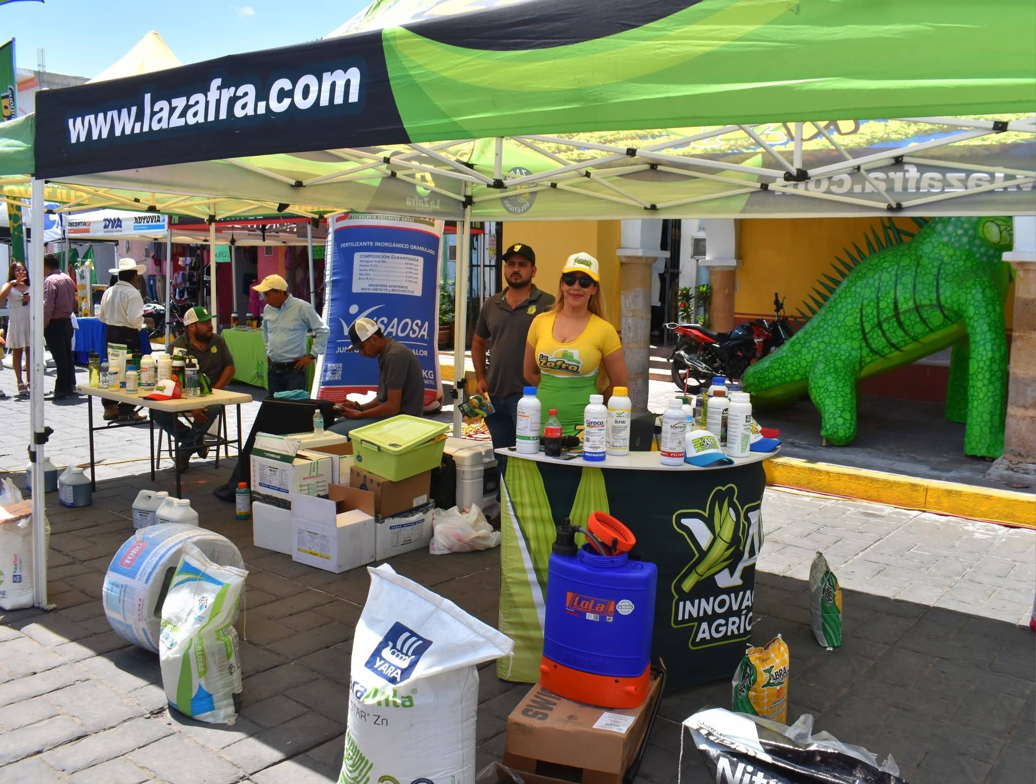 Stand agrícola en Huaquechula durante promoción de la Segunda Feria Agroganadera 2026