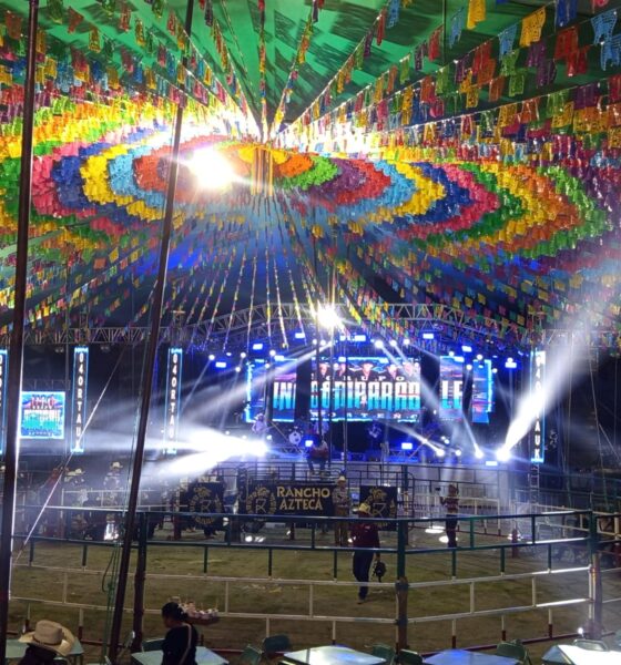 Jaripeo tradicional durante la Feria de Tochimilco 2026 con música regional y ganaderías participantes