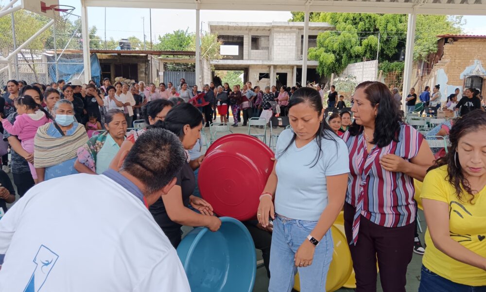 Entrega de regalos para madres de familia en Santiago Tochimizolco por el Día de las Madres