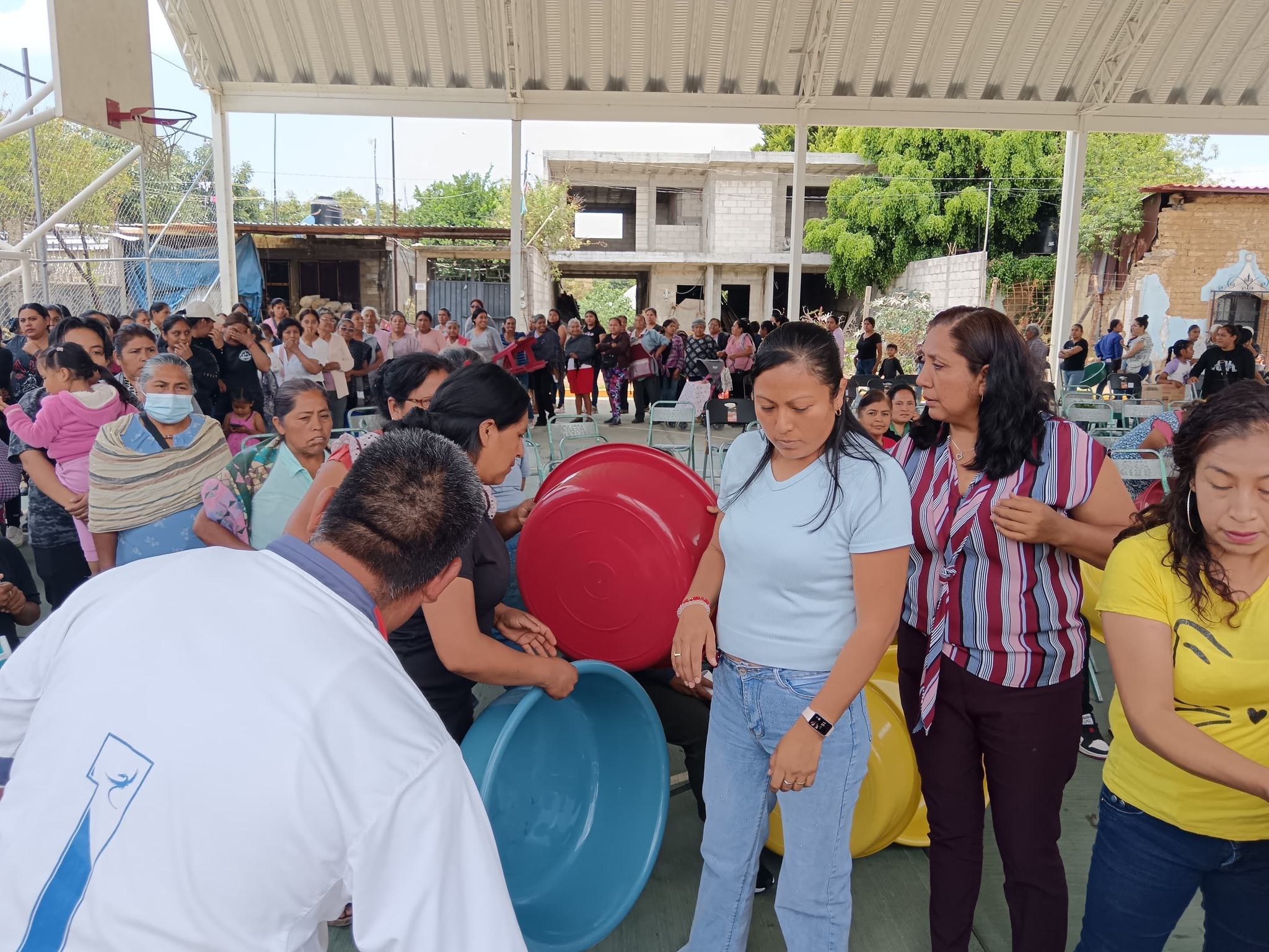 Entrega de regalos para madres de familia en Santiago Tochimizolco por el Día de las Madres