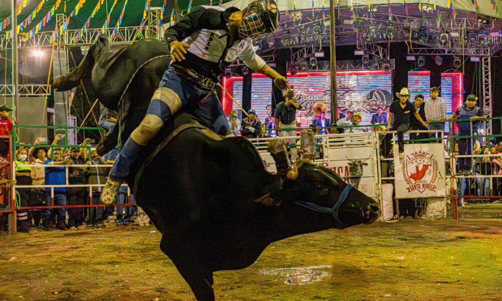 Jaripeo profesional durante el cierre de la Feria de Tochimilco 2026