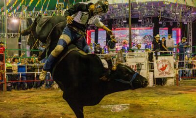 Jaripeo profesional durante el cierre de la Feria de Tochimilco 2026