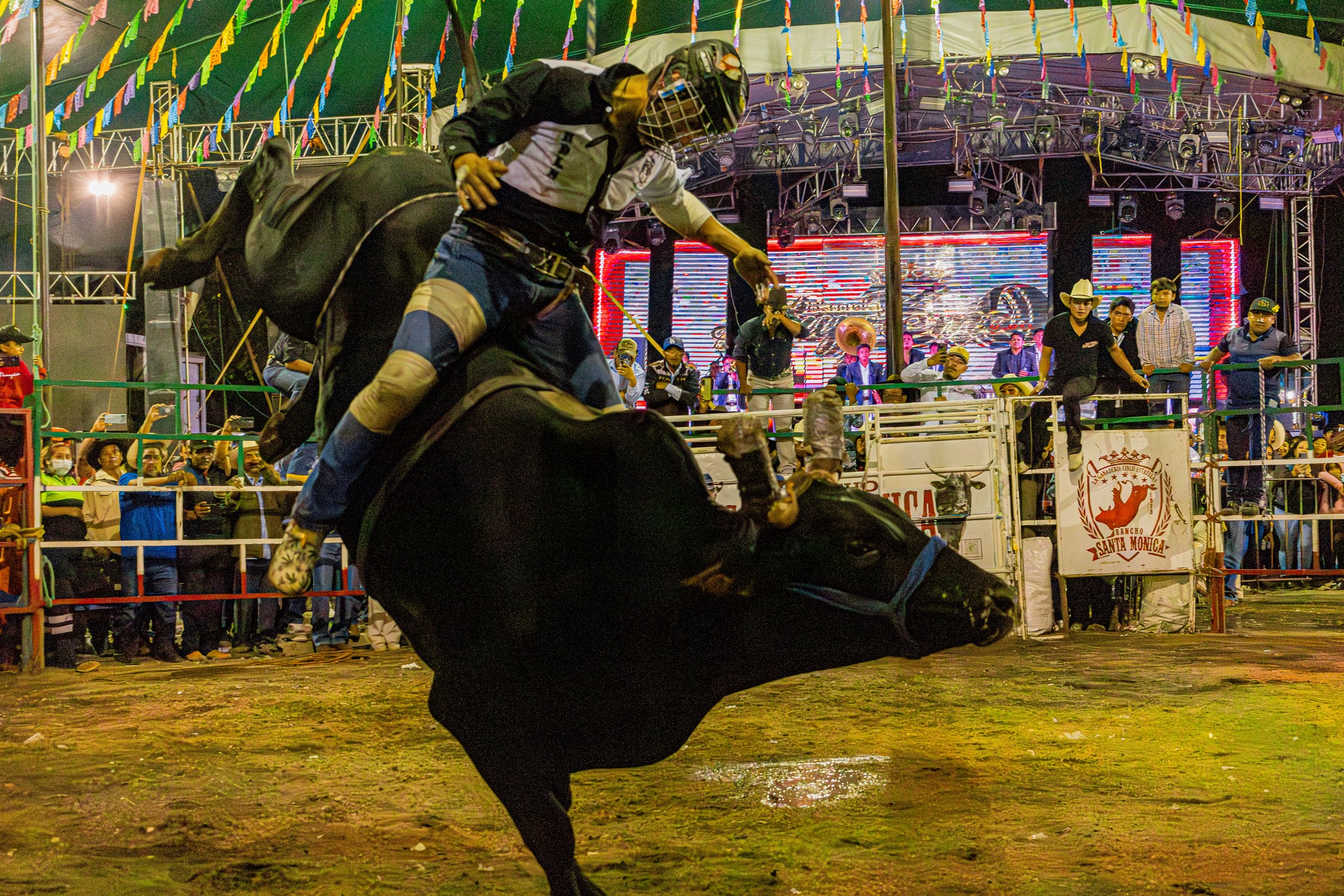 Jaripeo profesional durante el cierre de la Feria de Tochimilco 2026