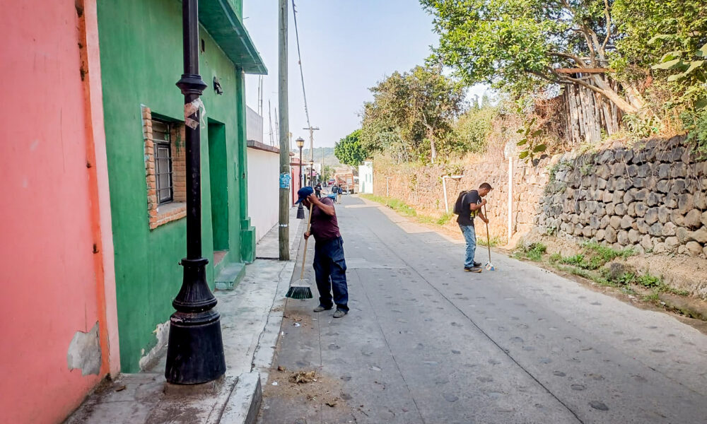 Personal de Servicios Públicos realiza limpieza en calles del centro de Tochimilco