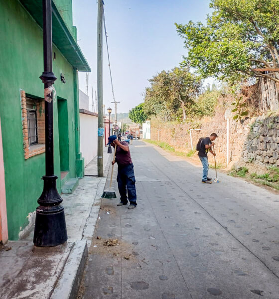 Personal de Servicios Públicos realiza limpieza en calles del centro de Tochimilco