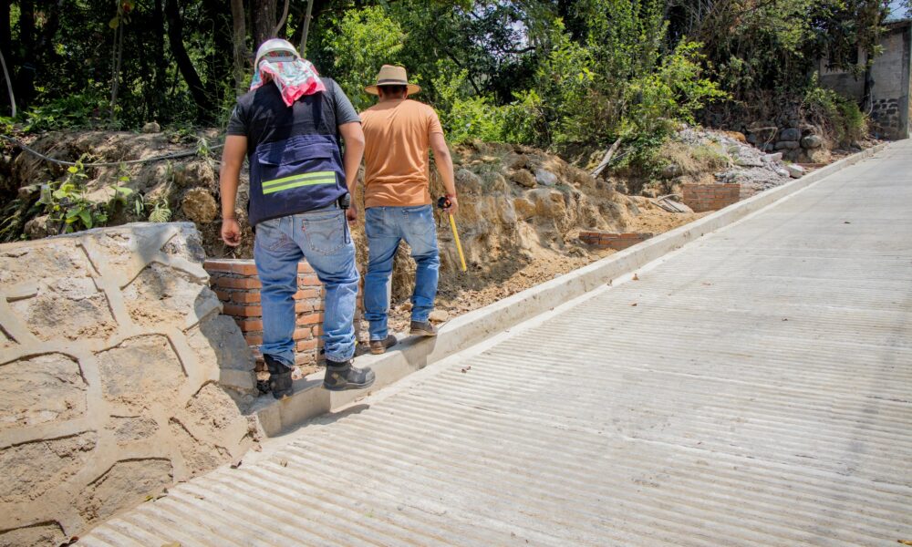 Trabajadores supervisan el avance de obra de la calle César en el Barrio de Xanxinco, Tochimilco.