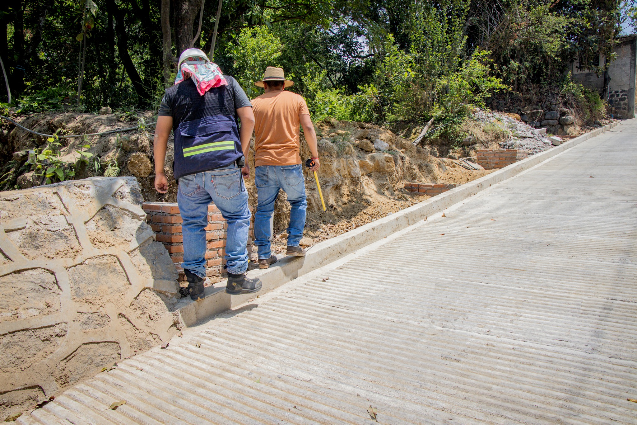 Trabajadores supervisan el avance de obra de la calle César en el Barrio de Xanxinco, Tochimilco.