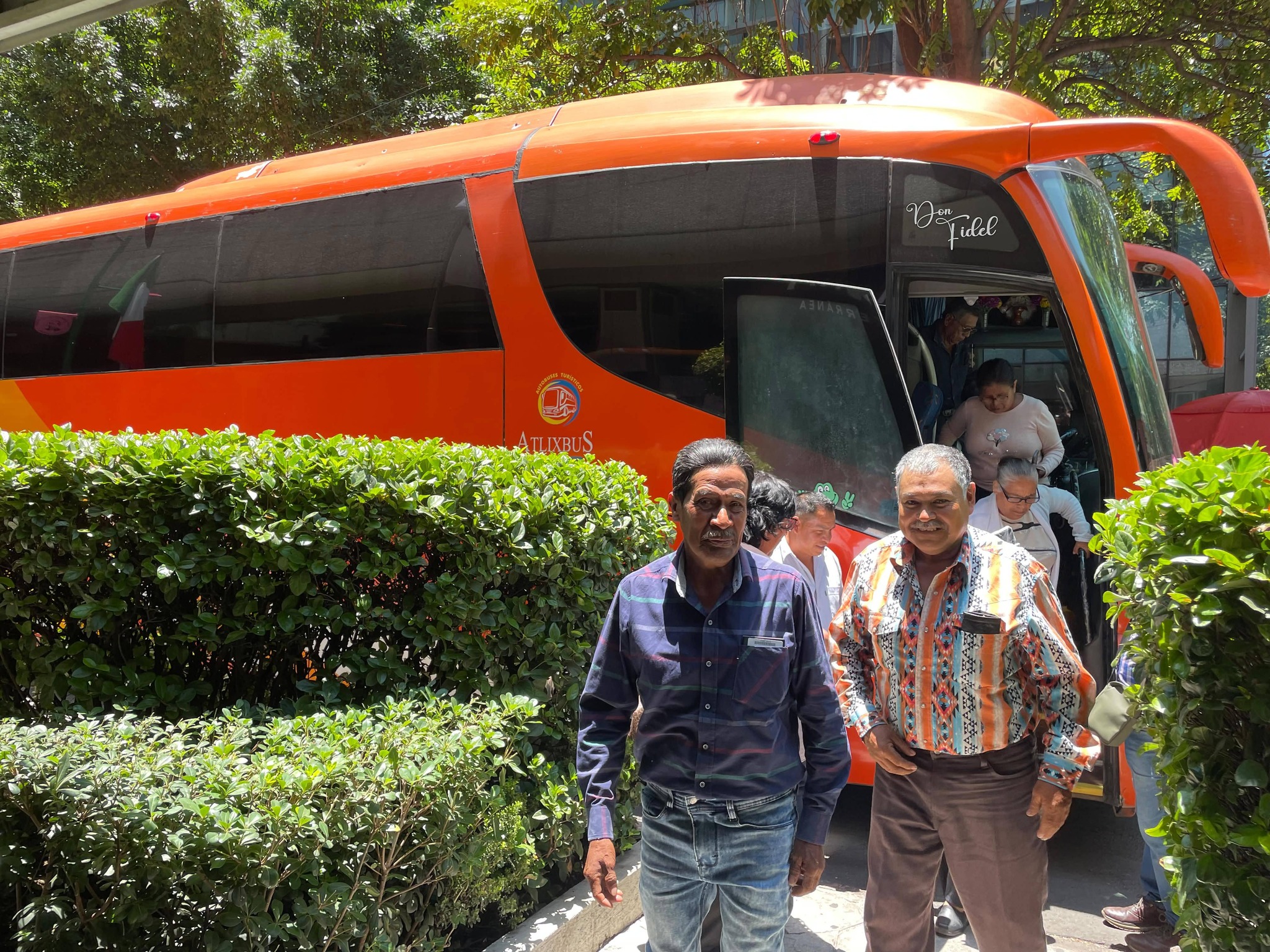 Beneficiarios del programa Reuniendo Familias parten de Tochimilco rumbo a Ciudad de México