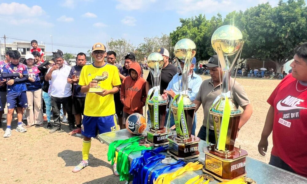 Premiación de la final de fútbol de la Liga Regional de Cacaloxúchitl en Huaquechula