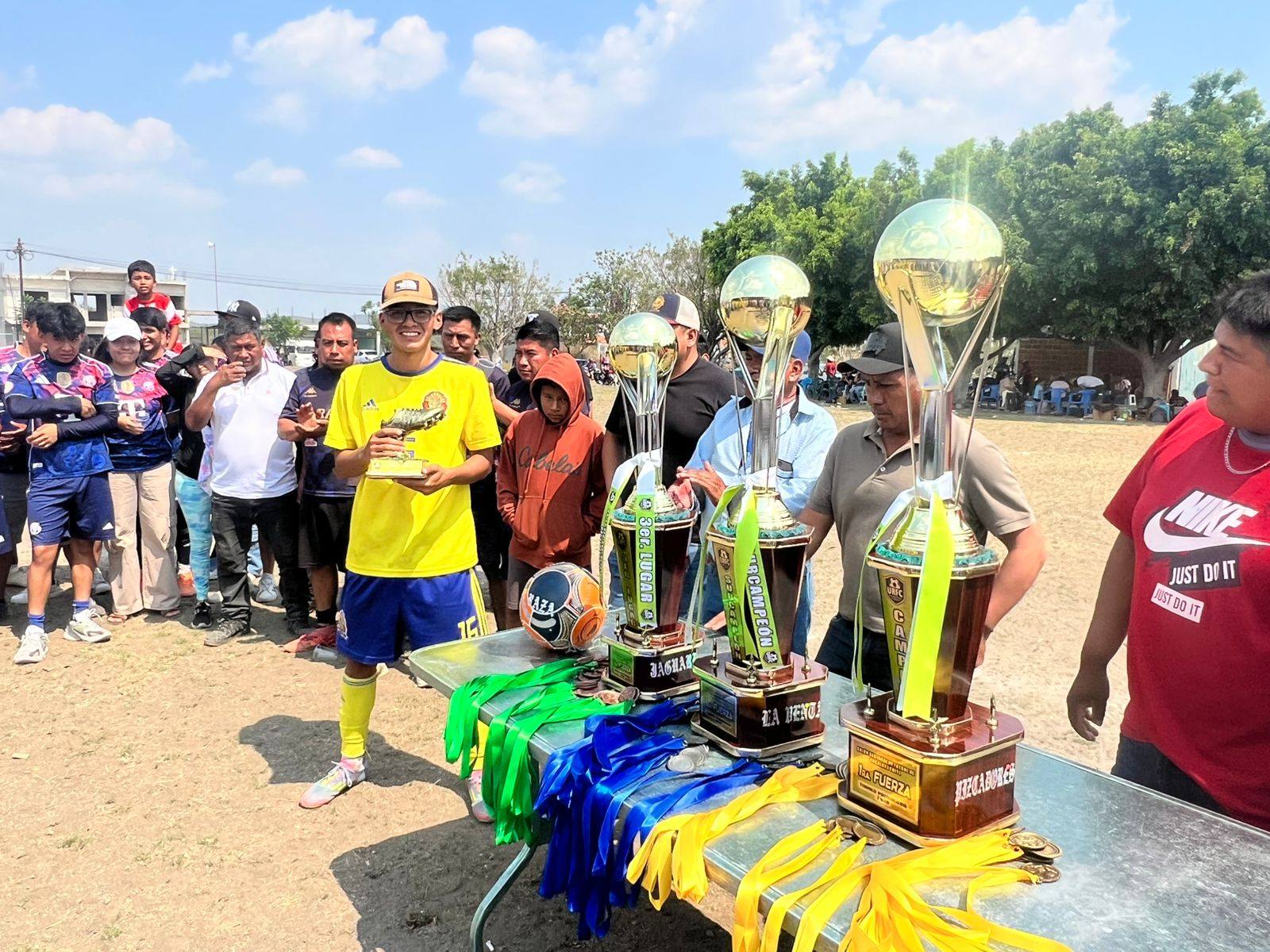 Premiación de la final de fútbol de la Liga Regional de Cacaloxúchitl en Huaquechula