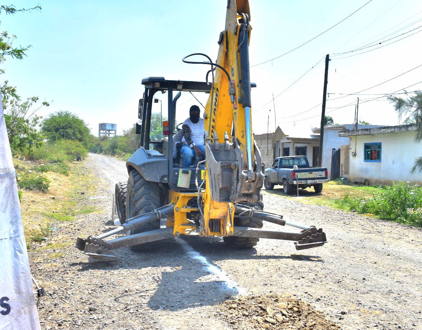 Maquinaria trabajando en el inicio de obras de drenaje sanitario y pluvial en la comunidad de Tronconal, Huaquechula.