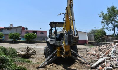 Maquinaria pesada realiza trabajos de demolición de un aula en malas condiciones en la Escuela Primaria Belisario Domínguez de San Juan Vallarta, Huaquechula.