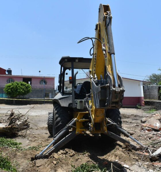 Maquinaria pesada realiza trabajos de demolición de un aula en malas condiciones en la Escuela Primaria Belisario Domínguez de San Juan Vallarta, Huaquechula.