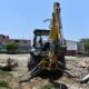 Maquinaria pesada realiza trabajos de demolición de un aula en malas condiciones en la Escuela Primaria Belisario Domínguez de San Juan Vallarta, Huaquechula.