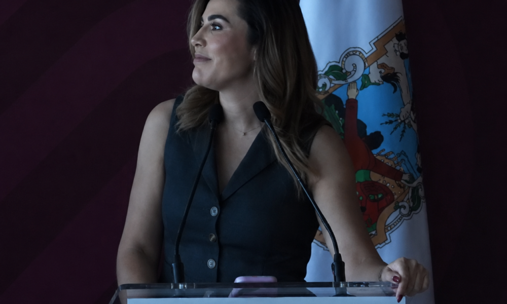 Funcionaria estatal de Baja California durante conferencia oficial donde ocurrió un apagón que generó debate nacional sobre servicios eléctricos.