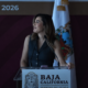 Funcionaria estatal de Baja California durante conferencia oficial donde ocurrió un apagón que generó debate nacional sobre servicios eléctricos.