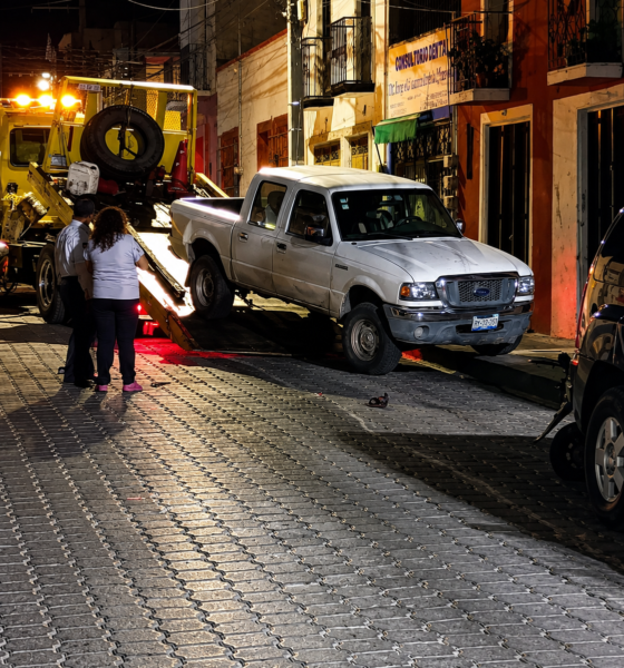 Vehículos dañados tras accidente múltiple provocado por conductor presuntamente alcoholizado en el centro de Atlixco.
