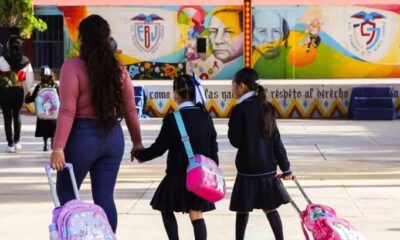Estudiantes de educación básica caminando en escuela tras anuncio de cambios al calendario escolar 2026