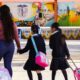 Estudiantes de educación básica caminando en escuela tras anuncio de cambios al calendario escolar 2026