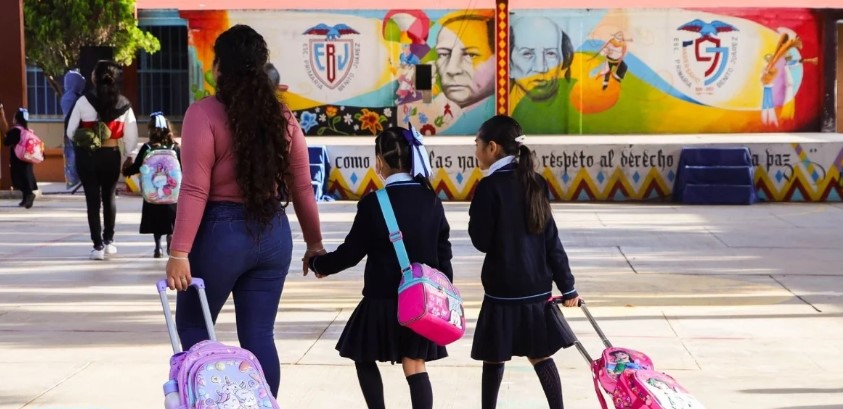 Estudiantes de educación básica caminando en escuela tras anuncio de cambios al calendario escolar 2026