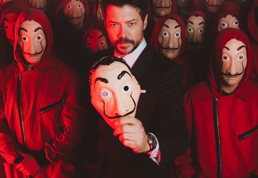 Personajes de La Casa de Papel con máscaras de Dalí durante promoción de nueva temporada