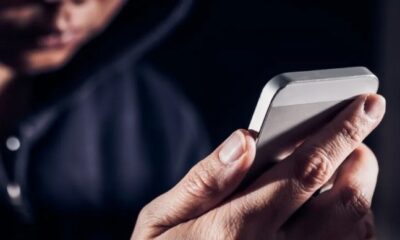Persona utilizando un teléfono móvil en contexto de redes sociales y ciberacoso