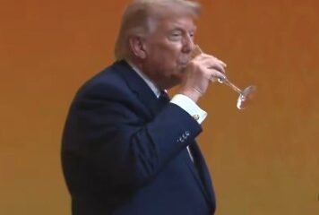 Donald Trump durante un brindis diplomático en un evento internacional relacionado con relaciones entre Estados Unidos y China.