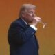 Donald Trump durante un brindis diplomático en un evento internacional relacionado con relaciones entre Estados Unidos y China.