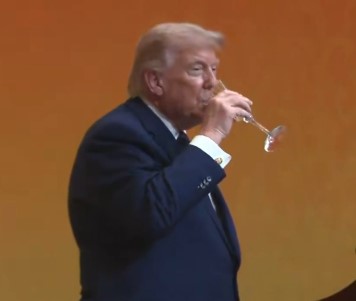 Donald Trump durante un brindis diplomático en un evento internacional relacionado con relaciones entre Estados Unidos y China.