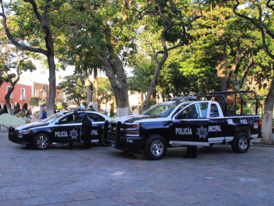 Patrullas de la policía municipal de Atlixco durante operativo de seguridad relacionado con robo de tractocamiones en Puebla.