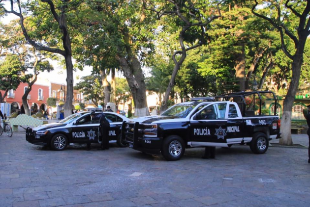 Patrullas de la policía municipal de Atlixco durante operativo de seguridad relacionado con robo de tractocamiones en Puebla.