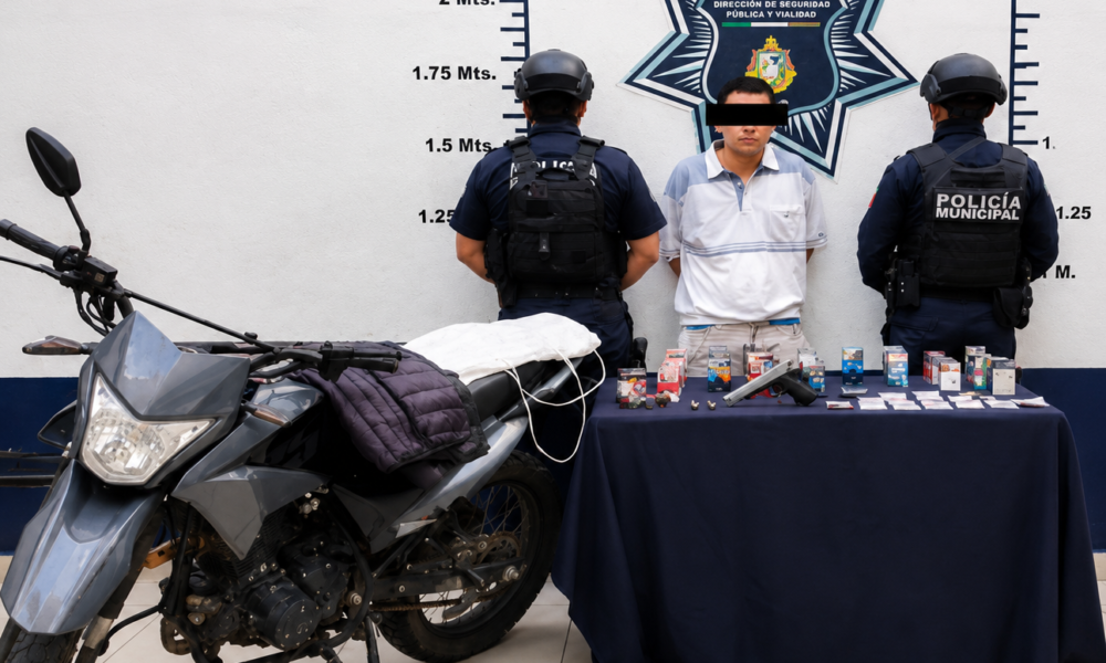 Policías municipales de Atlixco presentan a presunto asaltante detenido tras robo a tienda OXXO junto a objetos asegurados durante el operativo.