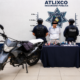 Policías municipales de Atlixco presentan a presunto asaltante detenido tras robo a tienda OXXO junto a objetos asegurados durante el operativo.