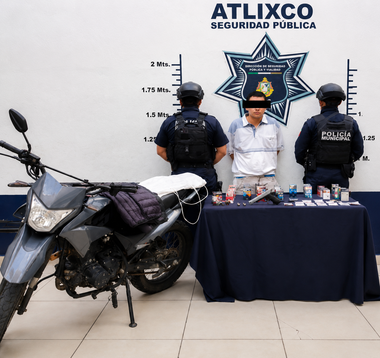Policías municipales de Atlixco presentan a presunto asaltante detenido tras robo a tienda OXXO junto a objetos asegurados durante el operativo.