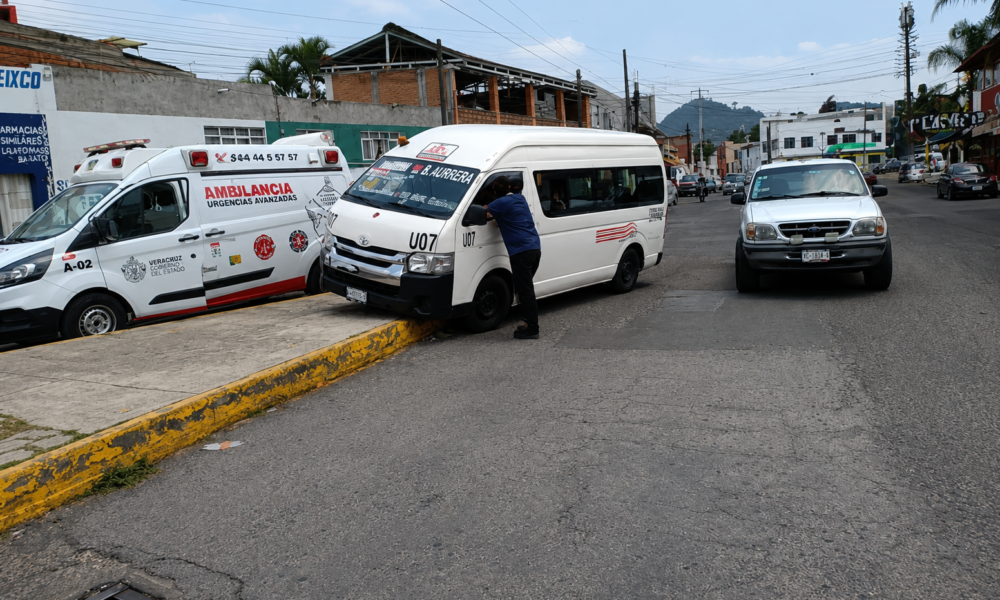 Unidad del transporte público subida a la banqueta tras accidente vial en Atlixco.
