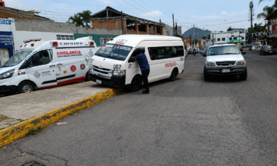 Unidad del transporte público subida a la banqueta tras accidente vial en Atlixco.
