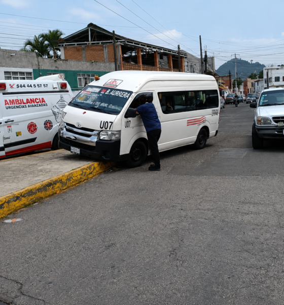 Unidad del transporte público subida a la banqueta tras accidente vial en Atlixco.