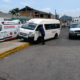 Unidad del transporte público subida a la banqueta tras accidente vial en Atlixco.