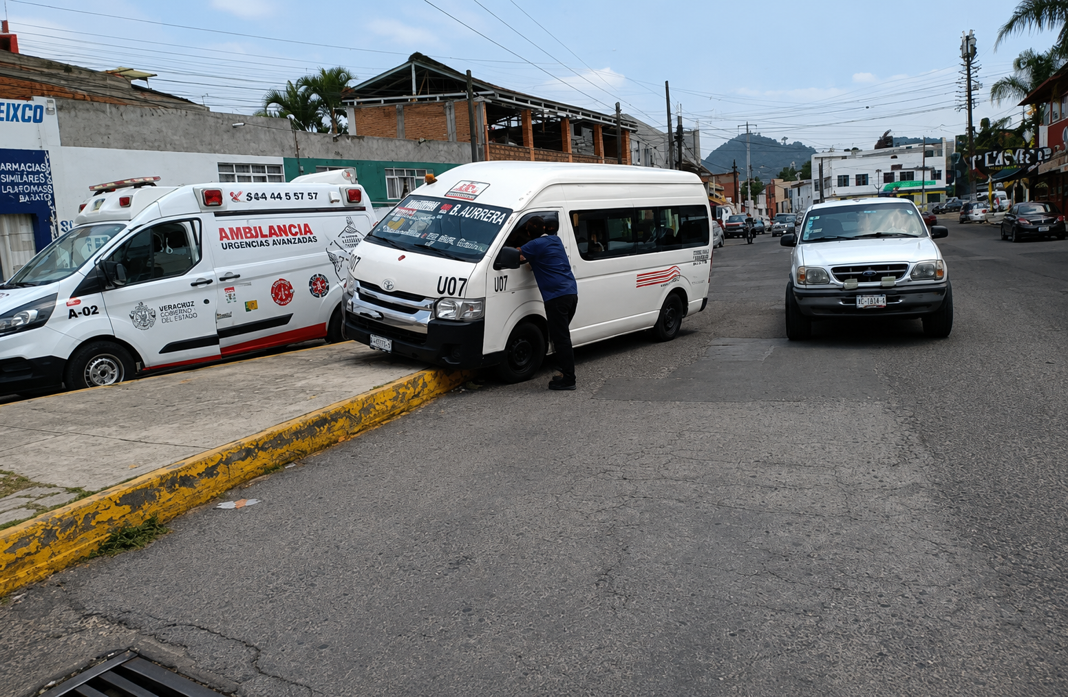 Unidad del transporte público subida a la banqueta tras accidente vial en Atlixco.