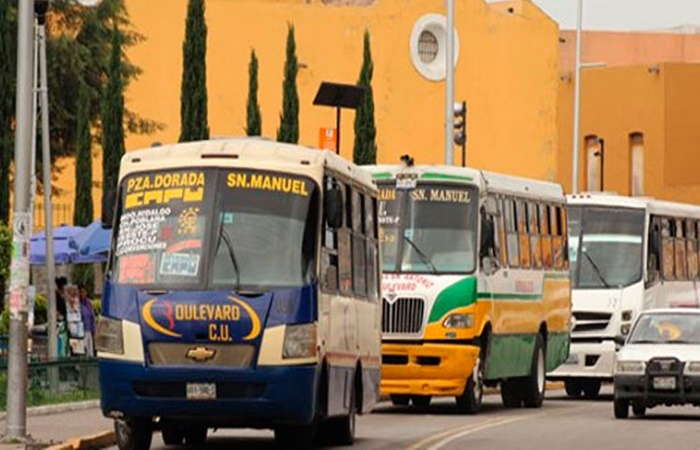 Unidades de transporte público circulando en Puebla durante el debate sobre el posible aumento al pasaje y eliminación del descuento estudiantil.