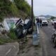 Automóvil accidentado dentro de una zanja en la carretera federal Puebla–Atlixco a la altura del kilómetro 28, mientras paramédicos atienden a una familia lesionada.