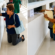 Derechohabiente del IMSS realiza trámite arrodillada frente a una ventanilla de atención en hospital de Tapachula, Chiapas, generando debate sobre accesibilidad y trato digno.