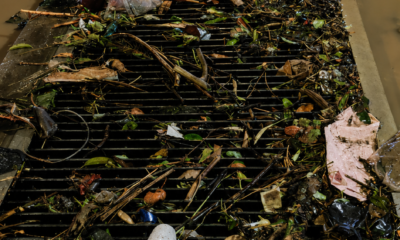 Basura acumulada en alcantarilla de Atlixco tras las fuertes lluvias registradas durante la noche.